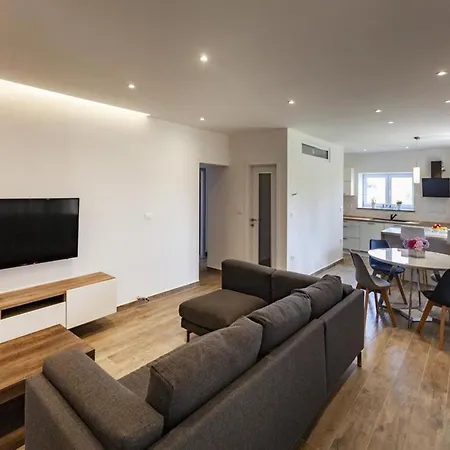 House In With Private Pool And Appartement Fažana