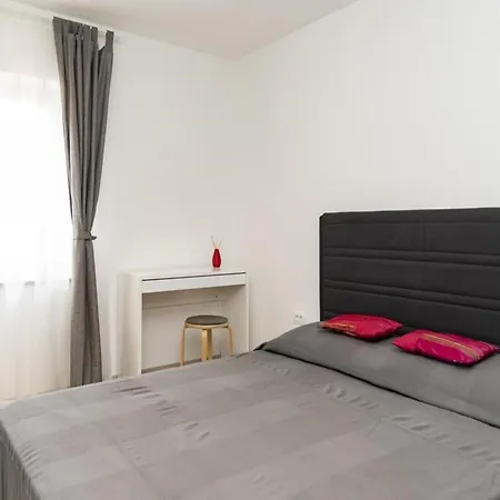 House In With Private Pool And Appartement Fažana