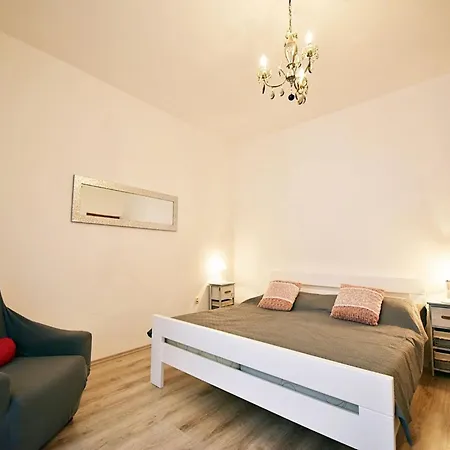 House In With Private Pool And Fažana