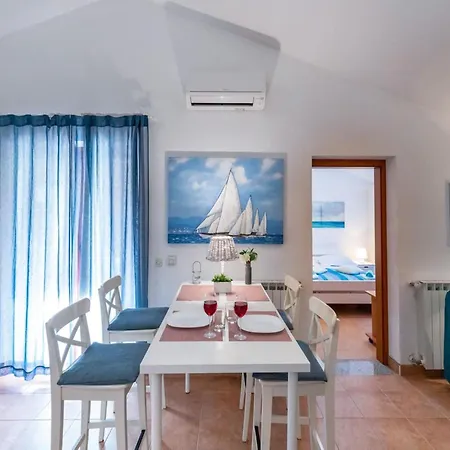 House In With Private Pool And Fažana