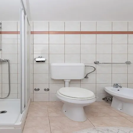 House In With Private Pool And Appartement